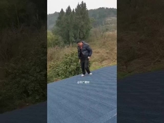 металлические плитки, покрытые каменными щелчками